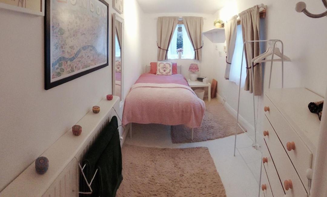 Centrel To London Single Bed Room Quiet Home With Host And Breakfast Exteriör bild